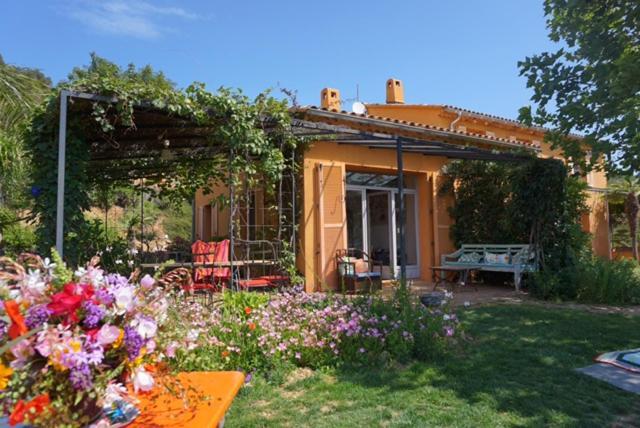 Вилла House With Garden And Sea View Ла-Лонд-ле-Мор Экстерьер фото